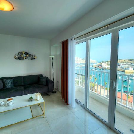 Seafront Beautifully Furnished 2 Bedrooms Gogzr-3 Gzira Bagian luar foto