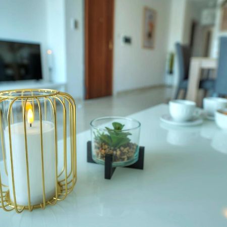 Seafront Beautifully Furnished 2 Bedrooms Gogzr-3 Gzira Bagian luar foto