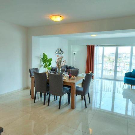 Seafront Beautifully Furnished 2 Bedrooms Gogzr-3 Gzira Bagian luar foto