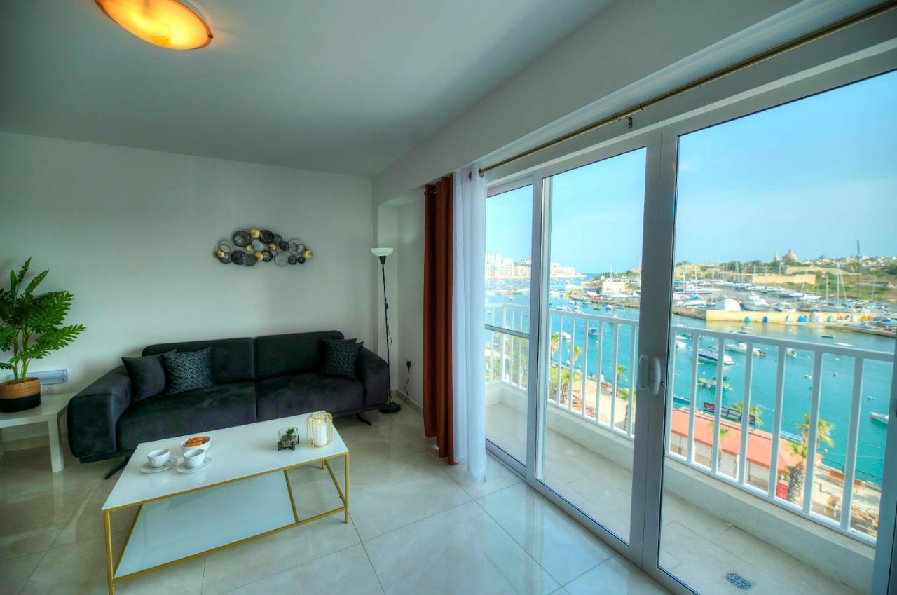 Seafront Beautifully Furnished 2 Bedrooms Gogzr-3 Gzira Bagian luar foto