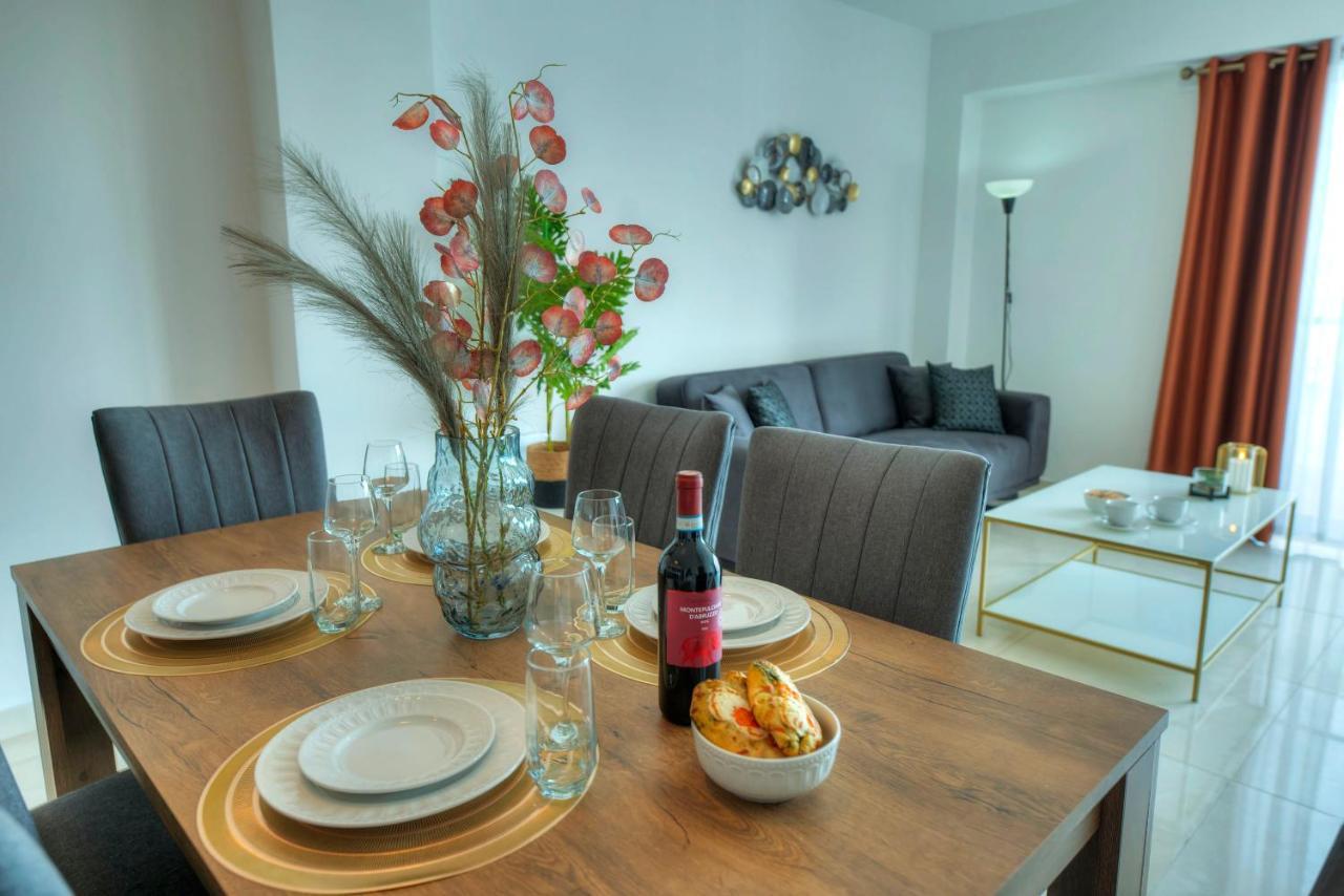 Seafront Beautifully Furnished 2 Bedrooms Gogzr-3 Gzira Bagian luar foto