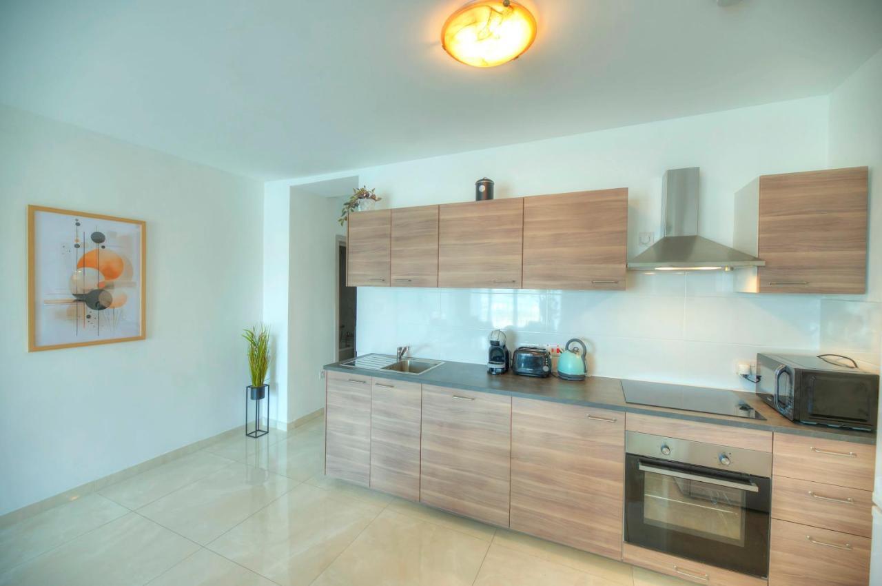 Seafront Beautifully Furnished 2 Bedrooms Gogzr-3 Gzira Bagian luar foto