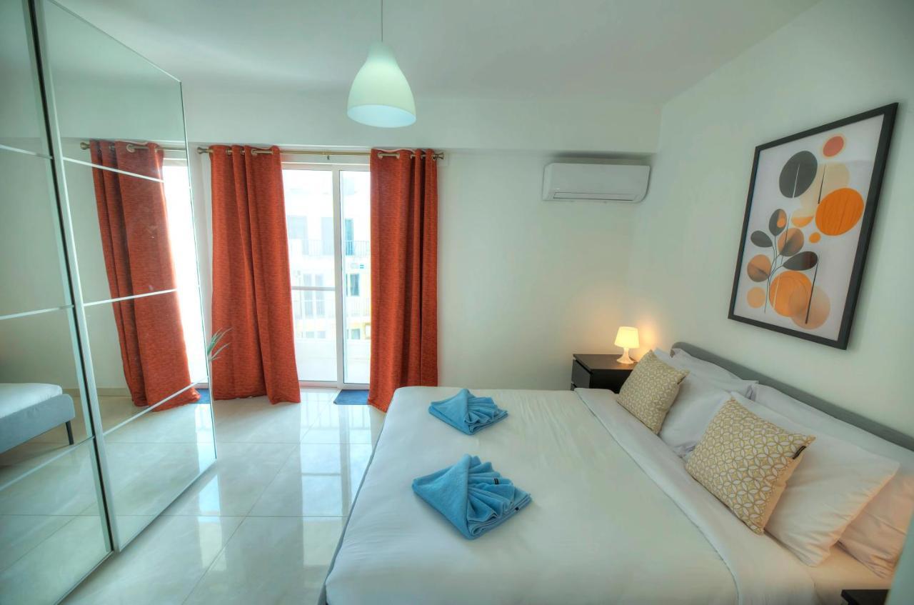 Seafront Beautifully Furnished 2 Bedrooms Gogzr-3 Gzira Bagian luar foto