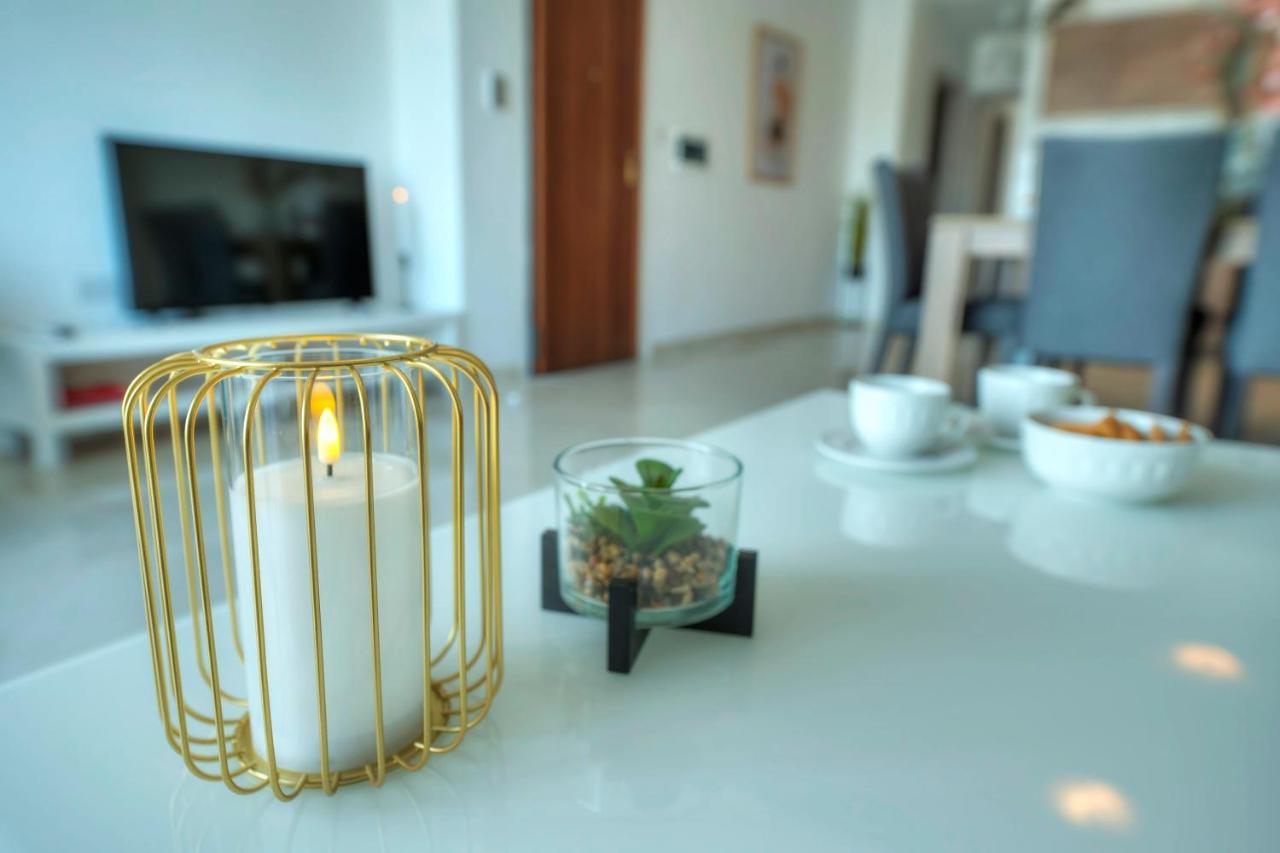 Seafront Beautifully Furnished 2 Bedrooms Gogzr-3 Gzira Bagian luar foto