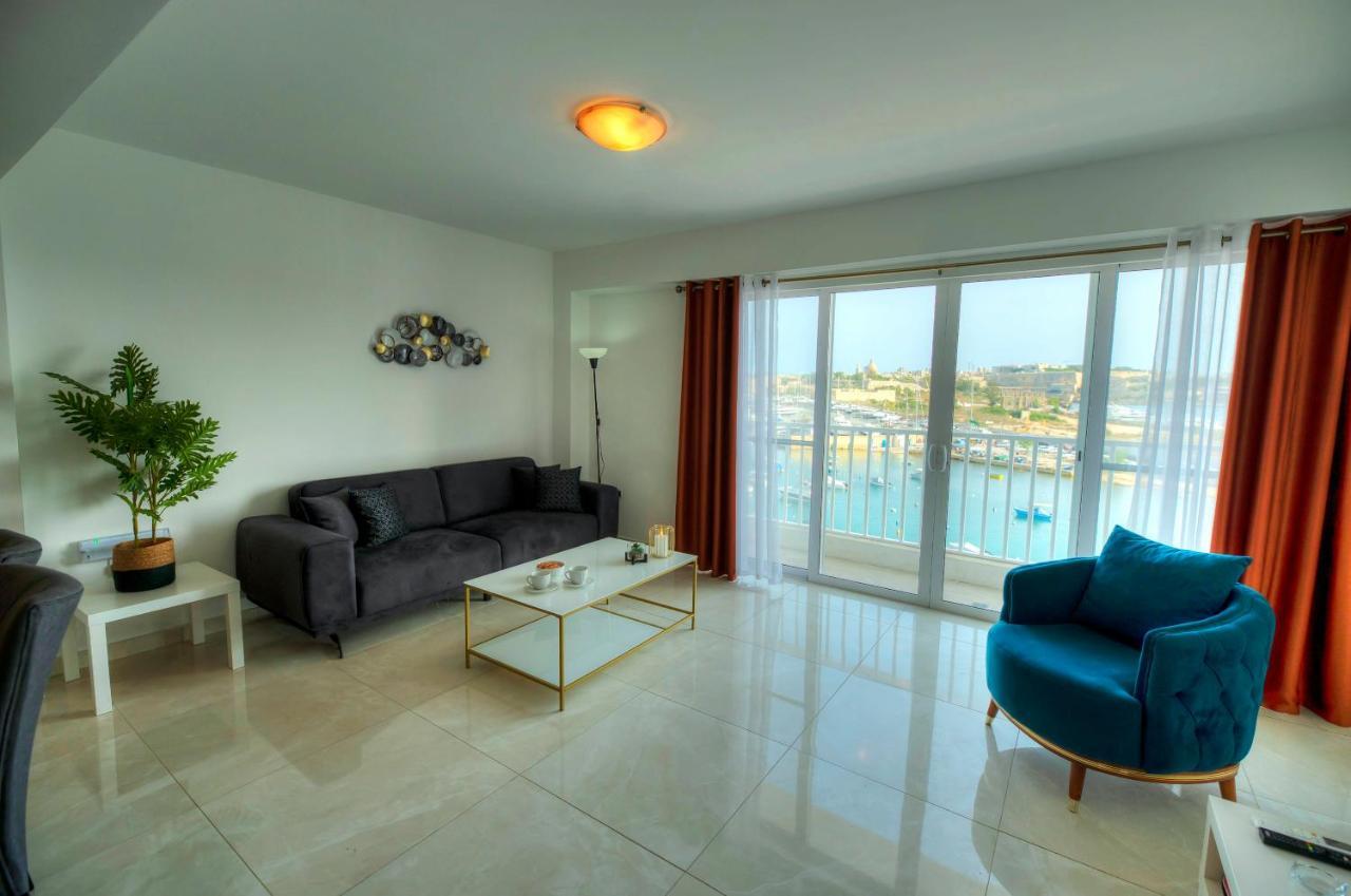 Seafront Beautifully Furnished 2 Bedrooms Gogzr-3 Gzira Bagian luar foto