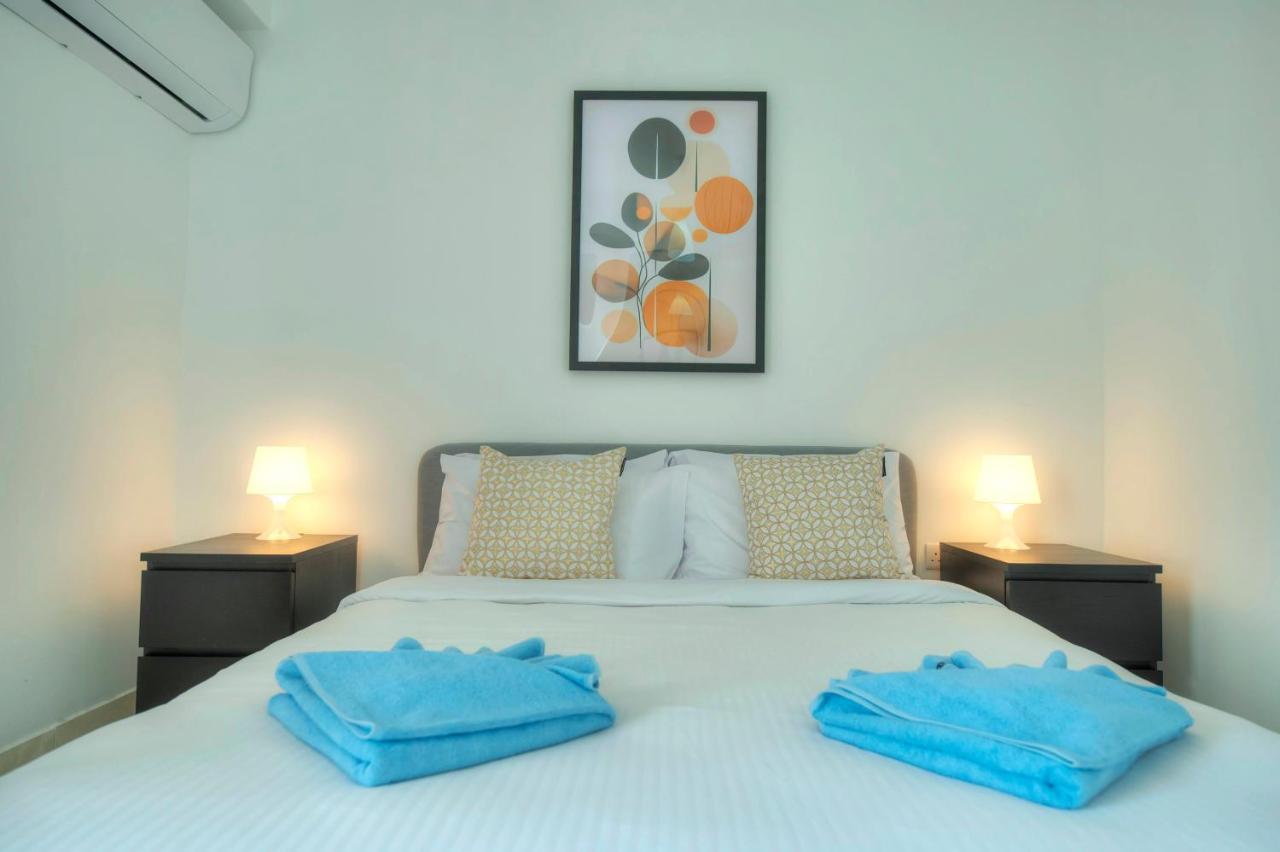 Seafront Beautifully Furnished 2 Bedrooms Gogzr-3 Gzira Bagian luar foto