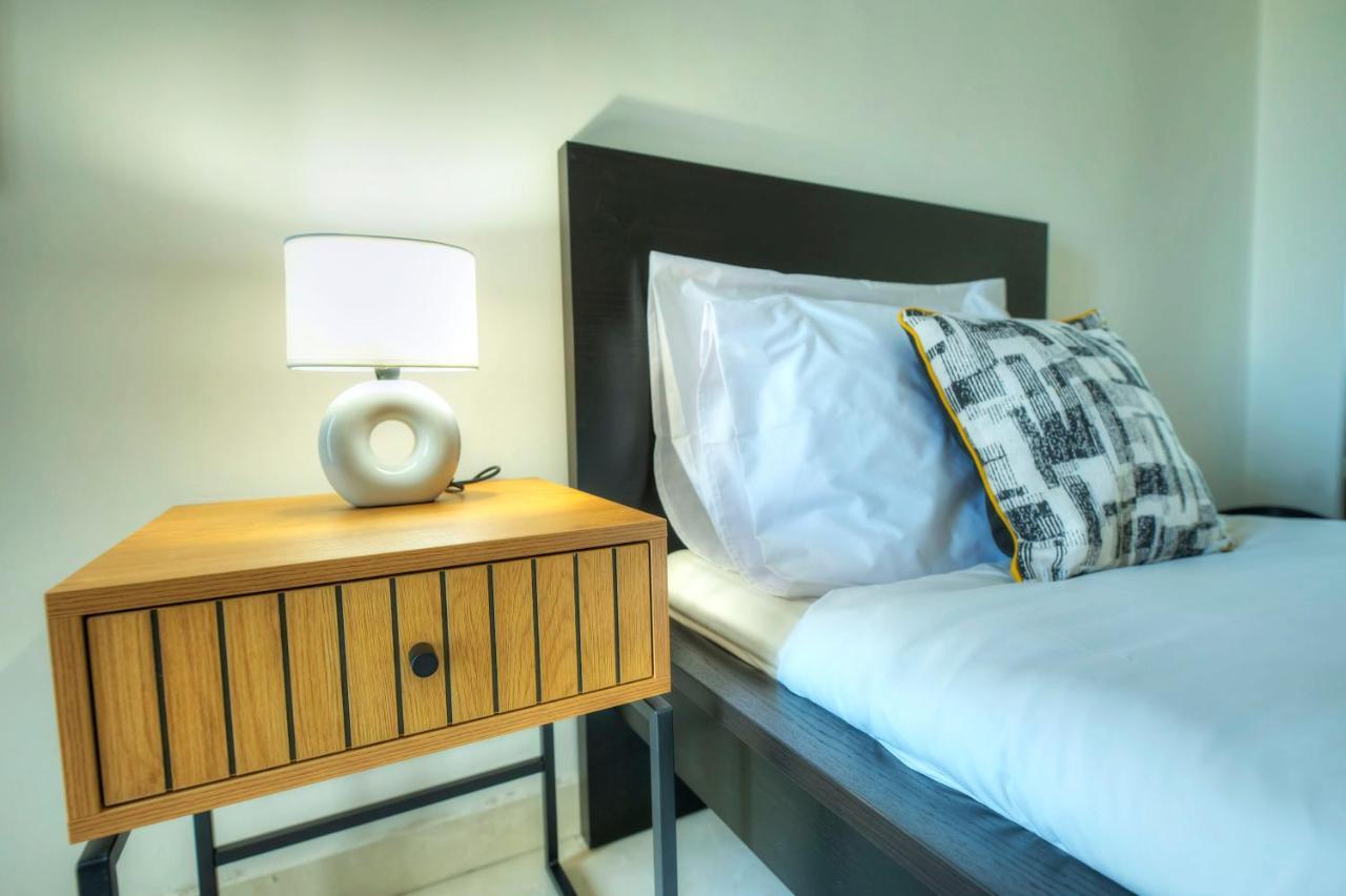 Seafront Beautifully Furnished 2 Bedrooms Gogzr-3 Gzira Bagian luar foto