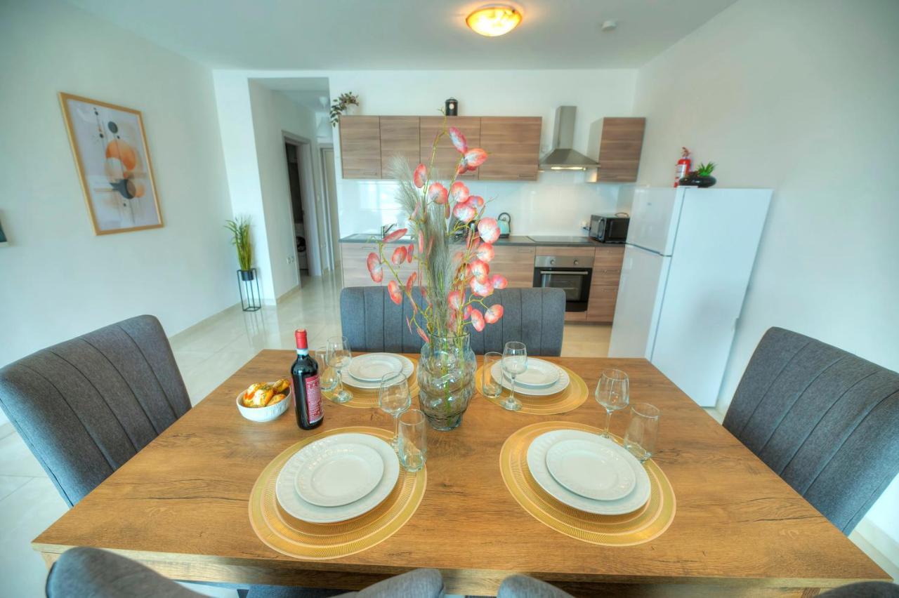 Seafront Beautifully Furnished 2 Bedrooms Gogzr-3 Gzira Bagian luar foto