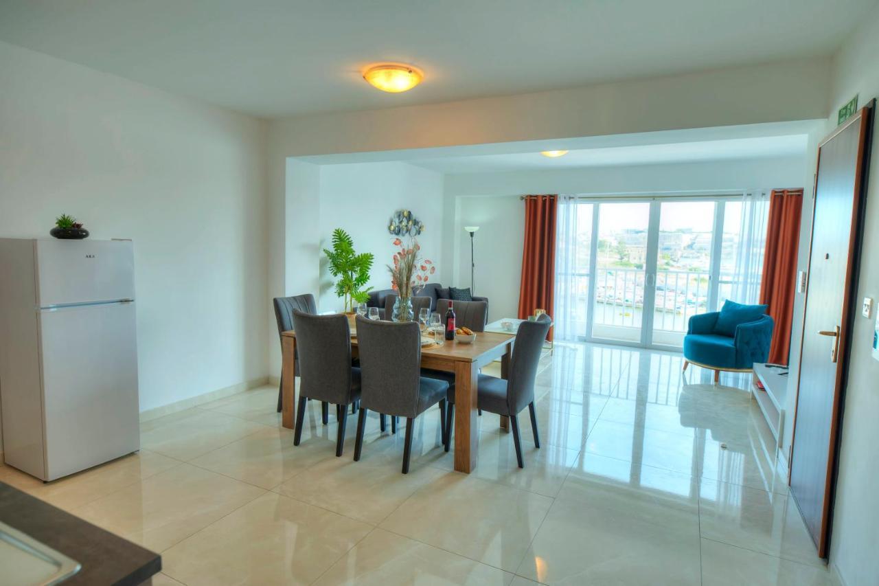 Seafront Beautifully Furnished 2 Bedrooms Gogzr-3 Gzira Bagian luar foto