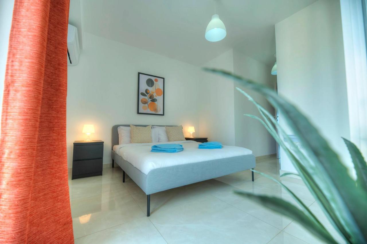 Seafront Beautifully Furnished 2 Bedrooms Gogzr-3 Gzira Bagian luar foto