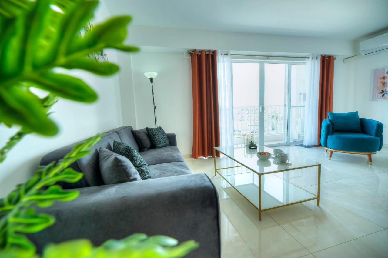 Seafront Beautifully Furnished 2 Bedrooms Gogzr-3 Gzira Bagian luar foto