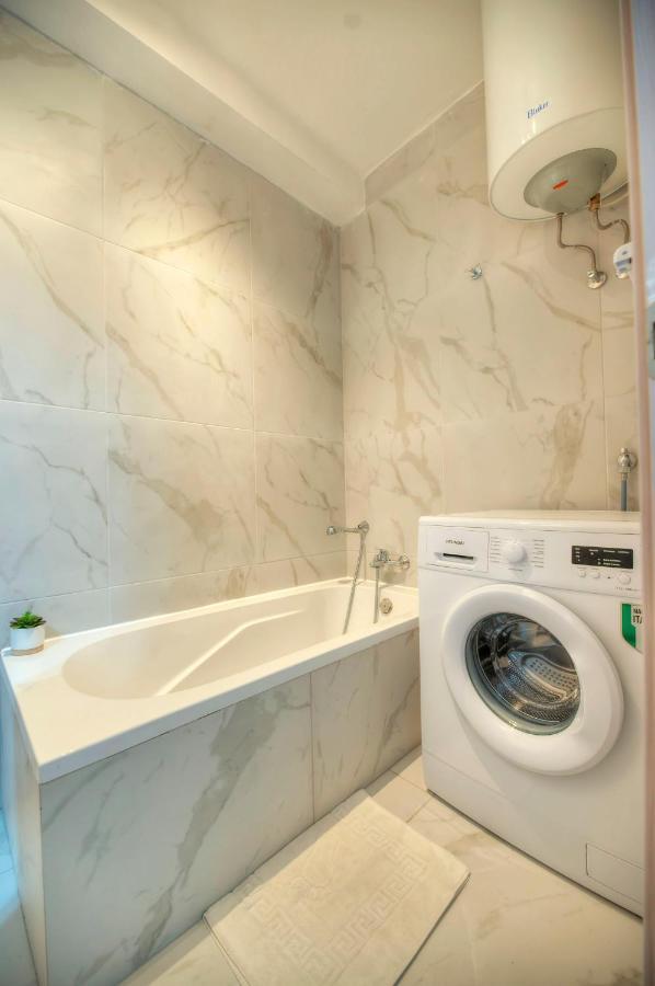 Seafront Beautifully Furnished 2 Bedrooms Gogzr-3 Gzira Bagian luar foto