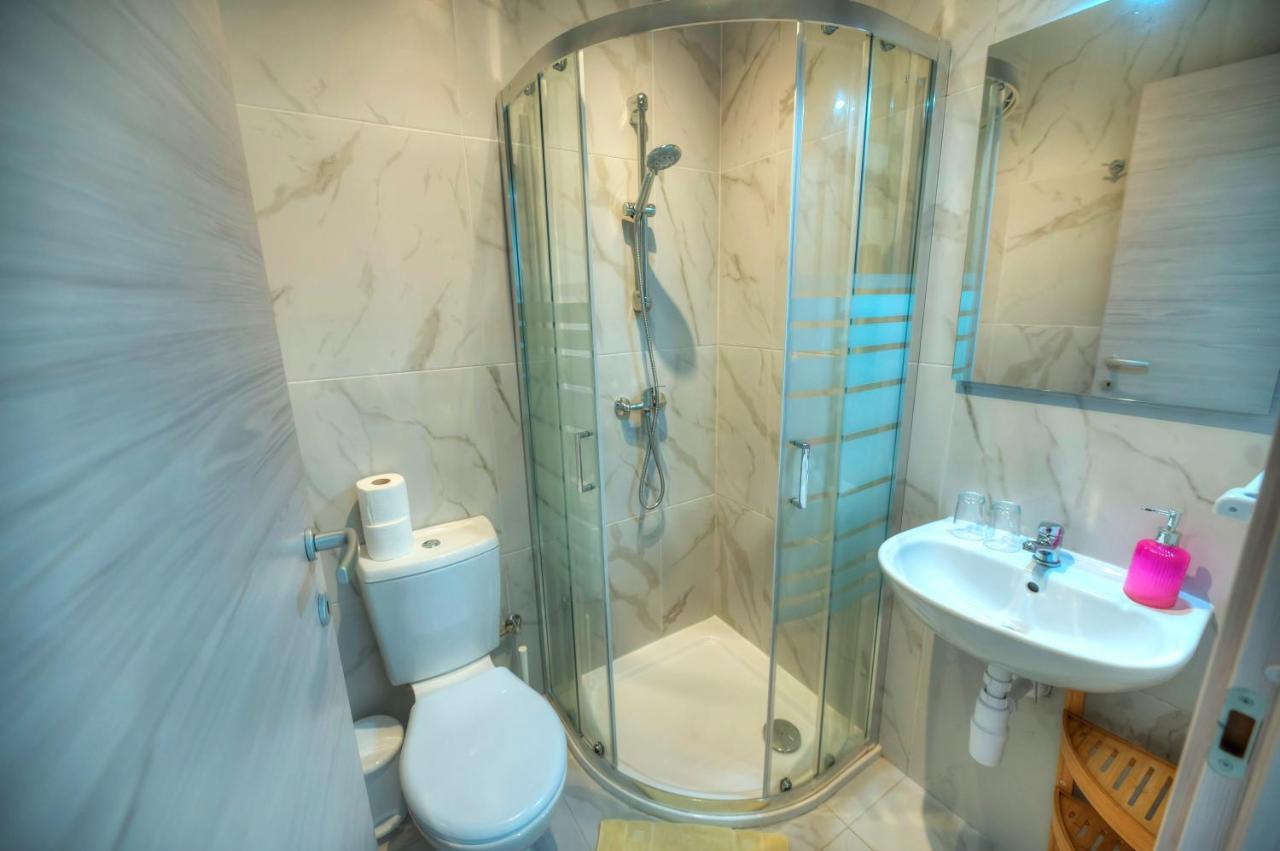 Seafront Beautifully Furnished 2 Bedrooms Gogzr-3 Gzira Bagian luar foto