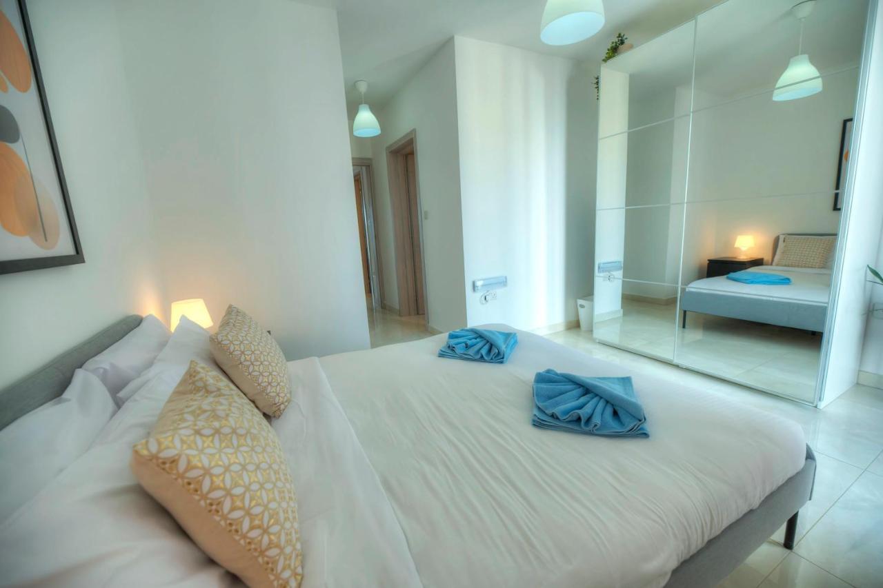 Seafront Beautifully Furnished 2 Bedrooms Gogzr-3 Gzira Bagian luar foto