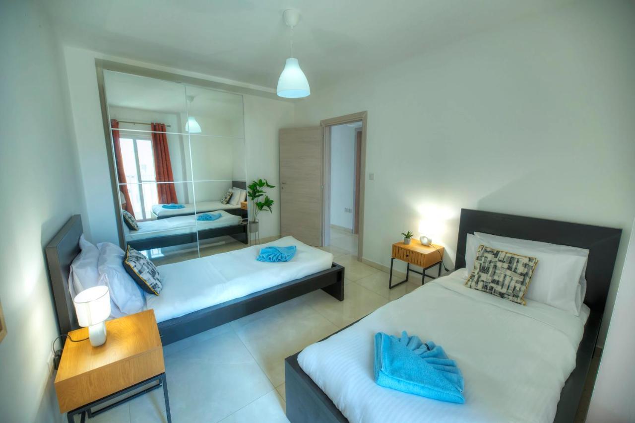 Seafront Beautifully Furnished 2 Bedrooms Gogzr-3 Gzira Bagian luar foto