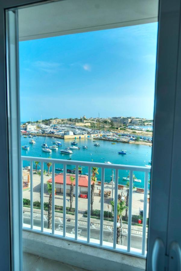 Seafront Beautifully Furnished 2 Bedrooms Gogzr-3 Gzira Bagian luar foto