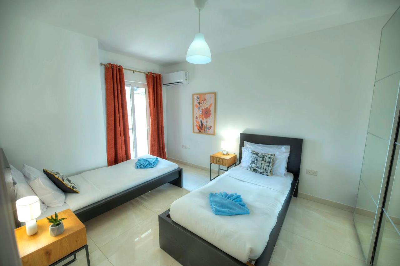 Seafront Beautifully Furnished 2 Bedrooms Gogzr-3 Gzira Bagian luar foto
