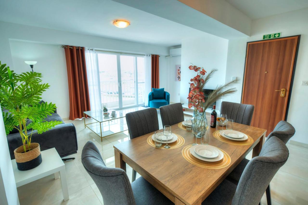 Seafront Beautifully Furnished 2 Bedrooms Gogzr-3 Gzira Bagian luar foto